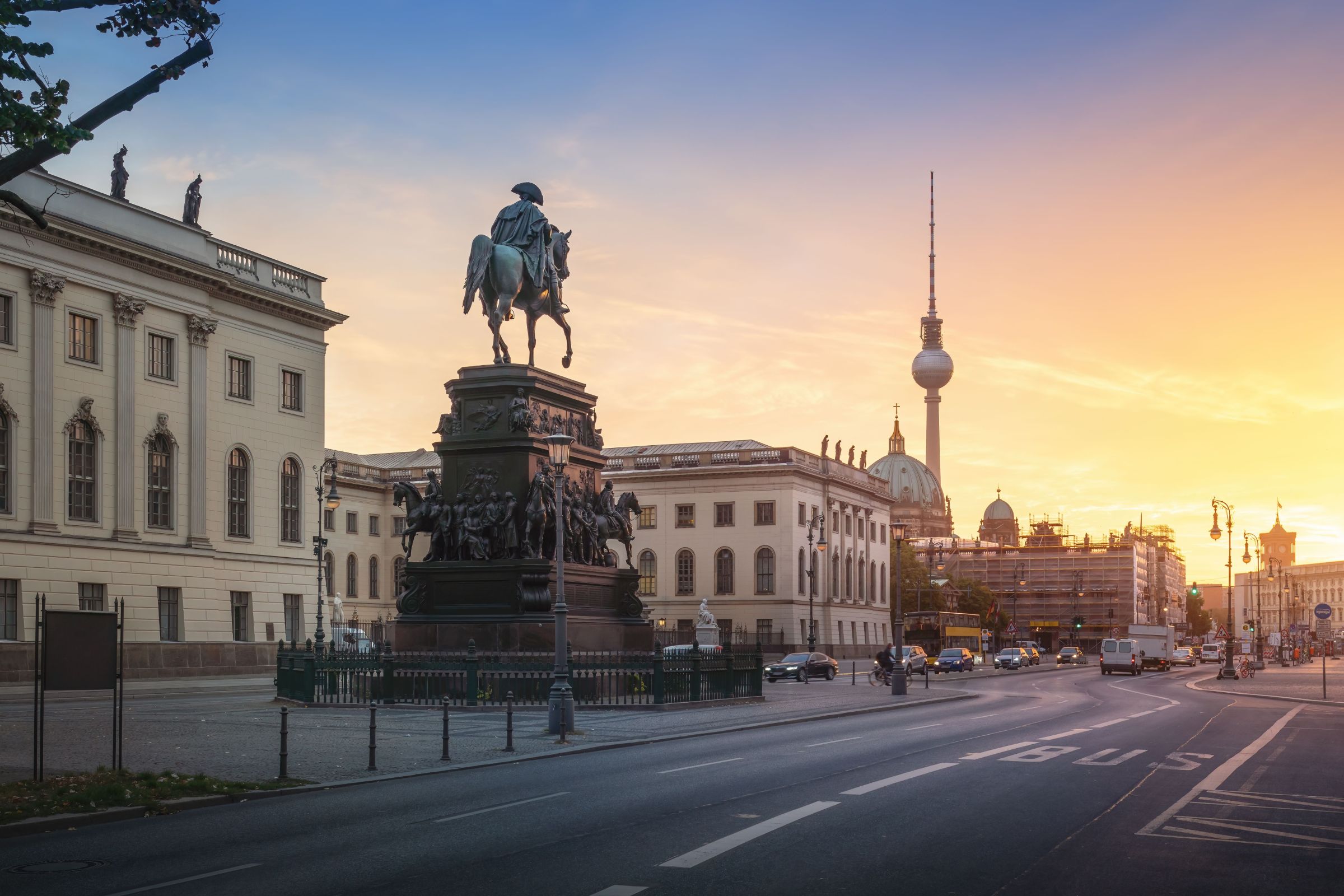 unter-den-linden-boulevard-at-sunrise-berlin-ge.jpg