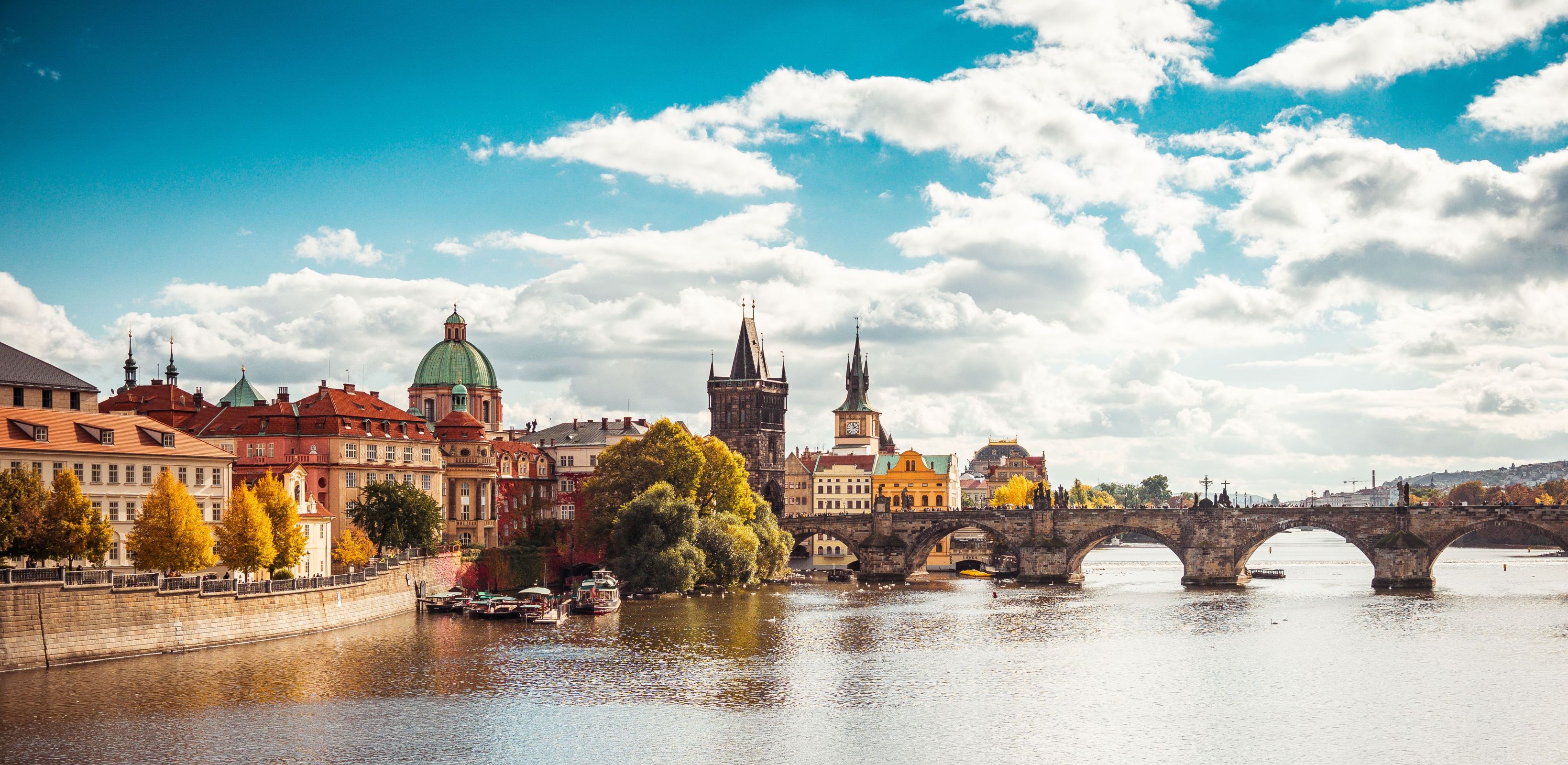 citypanoramawithfamouscharlesbridge.jpg