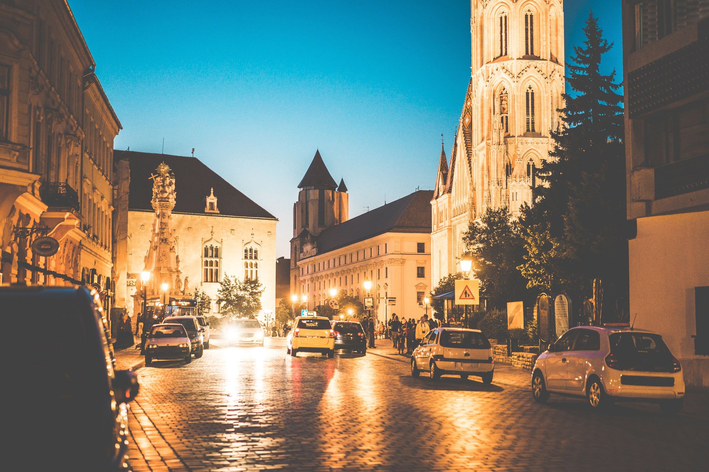 rush-streets-of-budapest-hungary-at-night-picju.jpg