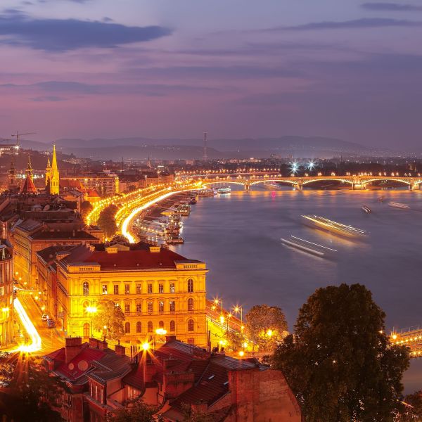 budapest-city-night-scene-view-at-chain-bridge-.jpg