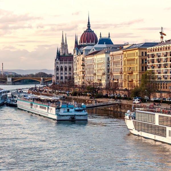 cruise-ships-at-sunset-on-danube-river-2025-02-.jpg