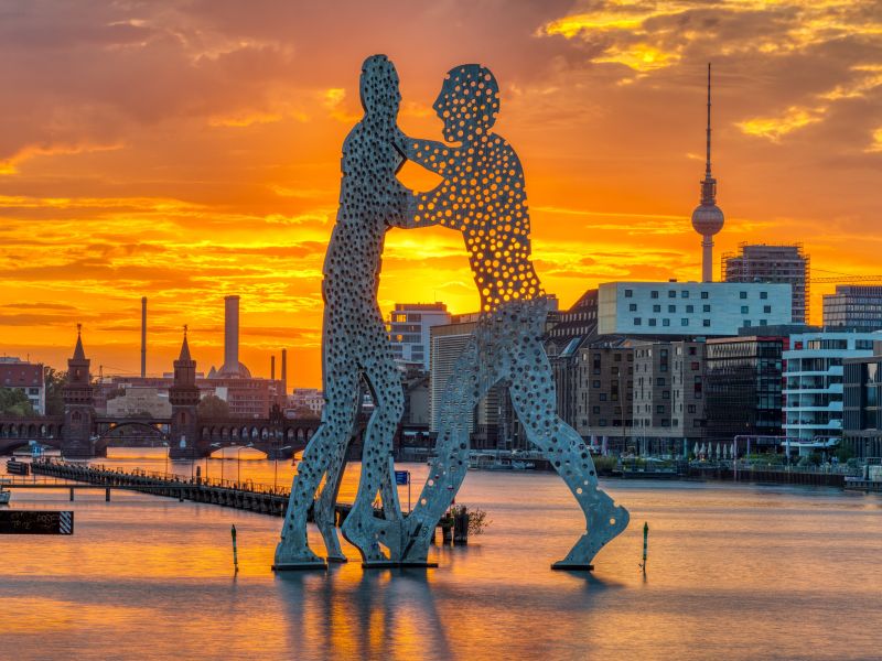sunset-in-berlin-with-the-river-spree-2025-03-0.jpg