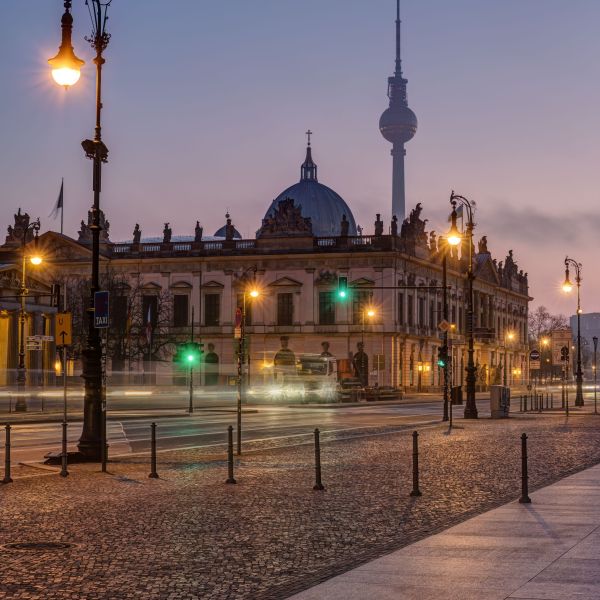 the-boulevard-unter-den-linden-in-berlin-2025-0.jpg