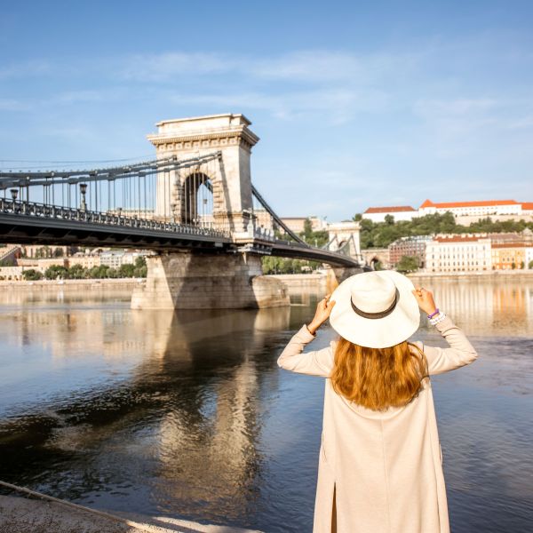 woman-traveling-in-budapest-2025-04-02-09-55-12.jpg
